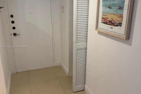 Copropriété à louer à Miami, Floride: 1 chambre, 98.1 m2 № 2024569 - photo 12