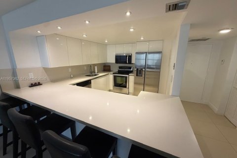 Copropriété à louer à Miami, Floride: 1 chambre, 98.1 m2 № 2024569 - photo 6