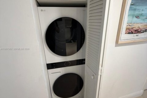 Copropriété à louer à Miami, Floride: 1 chambre, 98.1 m2 № 2024569 - photo 10