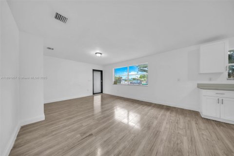 House in Florida City, Florida 4 bedrooms, 116.5 sq.m. № 1943938 - photo 8