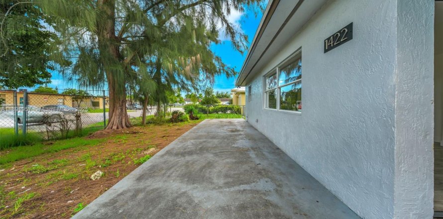 House in Florida City, Florida 4 bedrooms, 116.5 sq.m. № 1943938