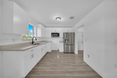 House in Florida City, Florida 4 bedrooms, 116.5 sq.m. № 1943938 - photo 4