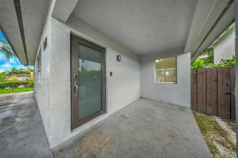 House in Florida City, Florida 4 bedrooms, 116.5 sq.m. № 1943938 - photo 2