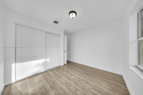 House in Florida City, Florida 4 bedrooms, 116.5 sq.m. № 1943938 - photo 21