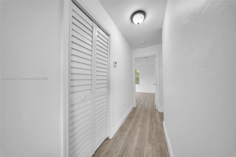House in Florida City, Florida 4 bedrooms, 116.5 sq.m. № 1943938 - photo 9
