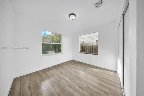 House in Florida City, Florida 4 bedrooms, 116.5 sq.m. № 1943938 - photo 10