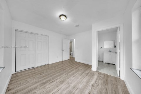 House in Florida City, Florida 4 bedrooms, 116.5 sq.m. № 1943938 - photo 12