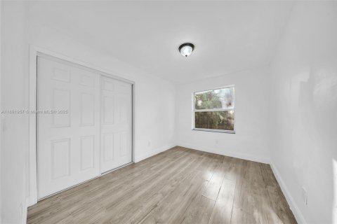 House in Florida City, Florida 4 bedrooms, 116.5 sq.m. № 1943938 - photo 17