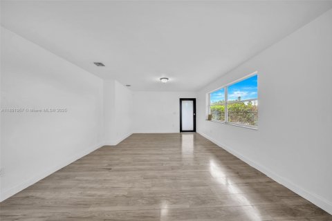 House in Florida City, Florida 4 bedrooms, 116.5 sq.m. № 1943938 - photo 5