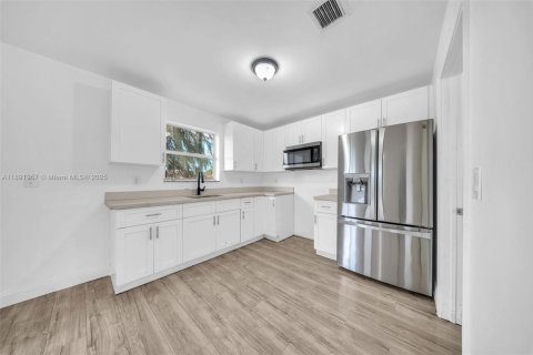 House in Florida City, Florida 4 bedrooms, 116.5 sq.m. № 1943938 - photo 6