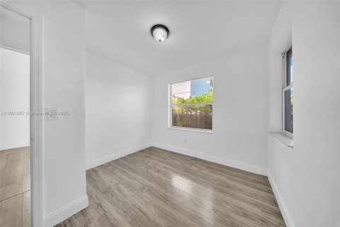 House in Florida City, Florida 4 bedrooms, 116.5 sq.m. № 1943938 - photo 19