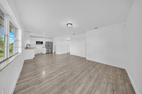 House in Florida City, Florida 4 bedrooms, 116.5 sq.m. № 1943938 - photo 3