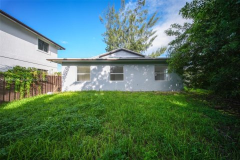 House in Florida City, Florida 4 bedrooms, 116.5 sq.m. № 1943938 - photo 22