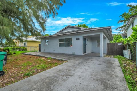 House in Florida City, Florida 4 bedrooms, 116.5 sq.m. № 1943938 - photo 24