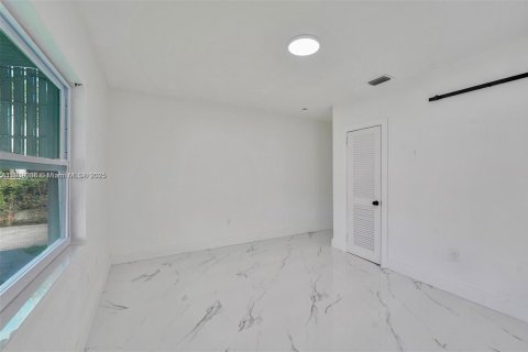 Villa ou maison à louer à Surfside, Floride: 3 chambres № 1974867 - photo 18