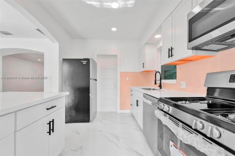 Villa ou maison à louer à Surfside, Floride: 3 chambres № 1974867 - photo 20