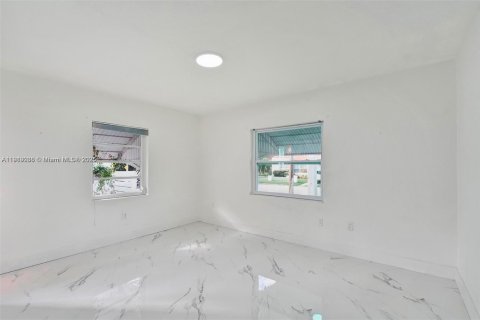 Villa ou maison à louer à Surfside, Floride: 3 chambres № 1974867 - photo 16