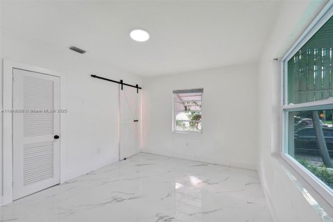 Villa ou maison à louer à Surfside, Floride: 3 chambres № 1974867 - photo 17