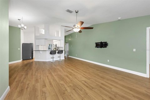House in Wesley Chapel, Florida 4 bedrooms, 143.44 sq.m. № 2418893 - photo 10