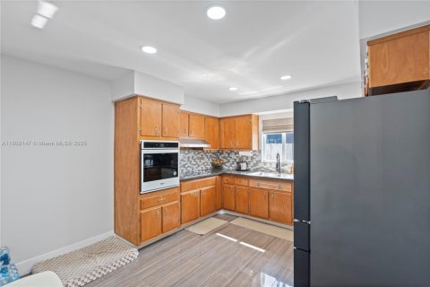 Casa en venta en Miami, Florida, 4 dormitorios, 160.91 m2 № 1750431 - foto 13