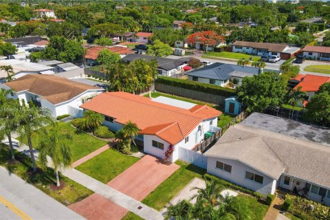 Casa en venta en Miami, Florida, 4 dormitorios, 160.91 m2 № 1750431 - foto 2