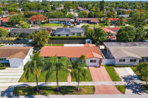 Casa en venta en Miami, Florida, 4 dormitorios, 160.91 m2 № 1750431 - foto 1