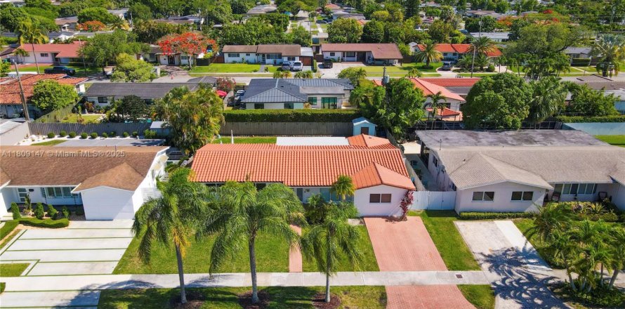 Casa en Miami, Florida 4 dormitorios, 160.91 m2 № 1750431