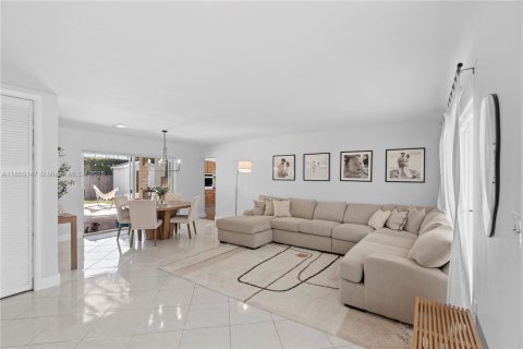 Casa en venta en Miami, Florida, 4 dormitorios, 160.91 m2 № 1750431 - foto 15