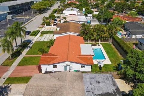 Casa en venta en Miami, Florida, 4 dormitorios, 160.91 m2 № 1750431 - foto 3