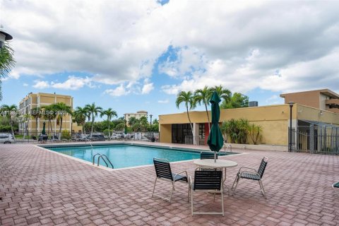 Condo in Miami, Florida, 2 bedrooms  № 2067787 - photo 17