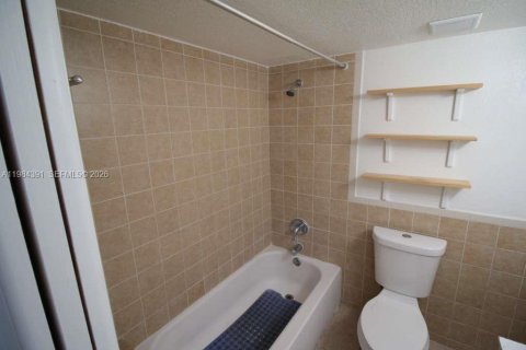 Condo in Miami, Florida, 2 bedrooms  № 2067787 - photo 12