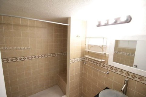 Condo in Miami, Florida, 2 bedrooms  № 2067787 - photo 11
