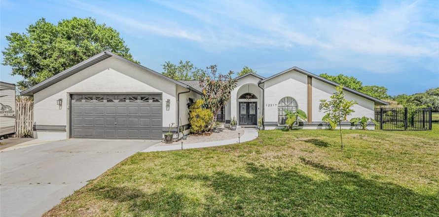 House in Hudson, Florida 4 bedrooms, 174.47 sq.m. № 1650466