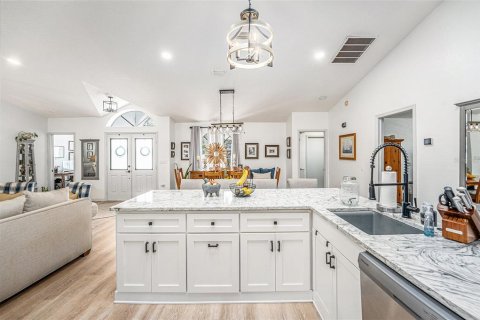 House in Hudson, Florida 4 bedrooms, 174.47 sq.m. № 1650466 - photo 6