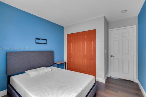 House in Pembroke Pines, Florida 3 bedrooms, 155.33 sq.m. № 1938841 - photo 12