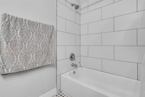 House in Pembroke Pines, Florida 3 bedrooms, 155.33 sq.m. № 1938841 - photo 14