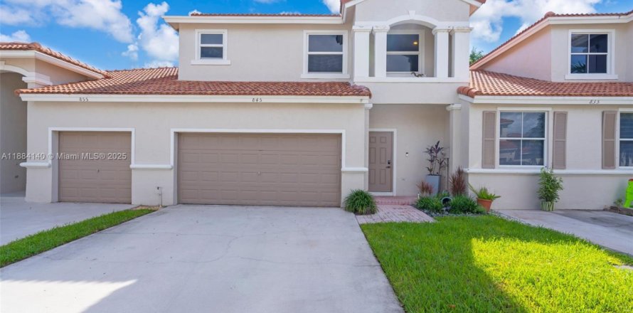 House in Pembroke Pines, Florida 3 bedrooms, 155.33 sq.m. № 1938841