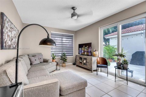 House in Pembroke Pines, Florida 3 bedrooms, 155.33 sq.m. № 1938841 - photo 7