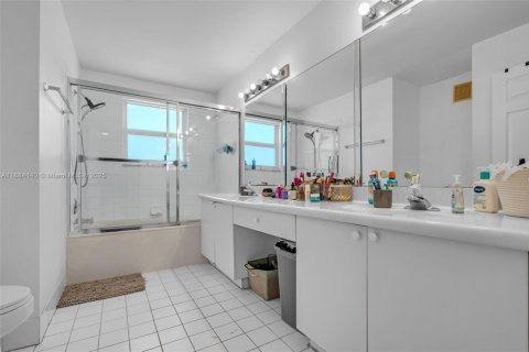 House in Pembroke Pines, Florida 3 bedrooms, 155.33 sq.m. № 1938841 - photo 18