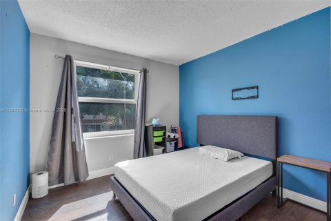 House in Pembroke Pines, Florida 3 bedrooms, 155.33 sq.m. № 1938841 - photo 11