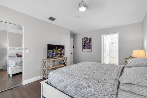 House in Pembroke Pines, Florida 3 bedrooms, 155.33 sq.m. № 1938841 - photo 16