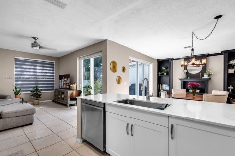 House in Pembroke Pines, Florida 3 bedrooms, 155.33 sq.m. № 1938841 - photo 9