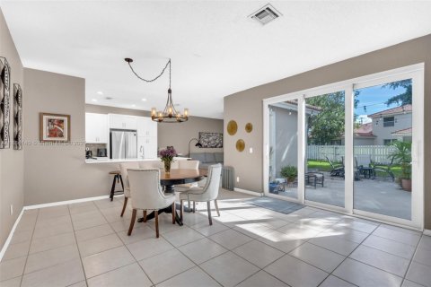 House in Pembroke Pines, Florida 3 bedrooms, 155.33 sq.m. № 1938841 - photo 4