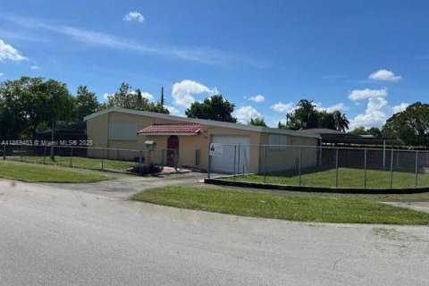 Casa en venta en Miami Gardens, Florida, 3 dormitorios, 152.45 m2 № 1922034 - foto 2