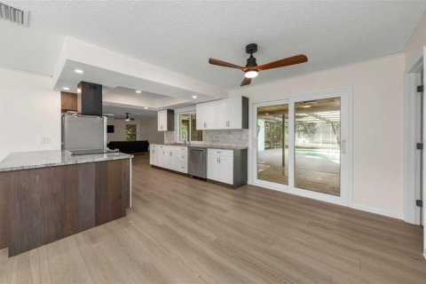 House in Dunedin, Florida 3 bedrooms, 170.48 sq.m. № 2428737 - photo 12