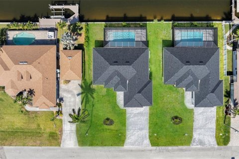House in Cape Coral, Florida 3 bedrooms, 195.09 sq.m. № 1680691 - photo 14