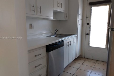 Condominio en alquiler en North Miami, Florida, 1 dormitorio № 2008455 - foto 3