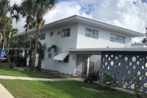Condominio en North Miami, Florida, 1 dormitorio  № 2008455