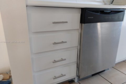 Condominio en alquiler en North Miami, Florida, 1 dormitorio № 2008455 - foto 5