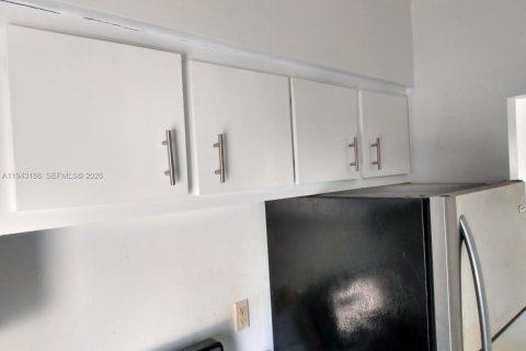 Condominio en alquiler en North Miami, Florida, 1 dormitorio № 2008455 - foto 7